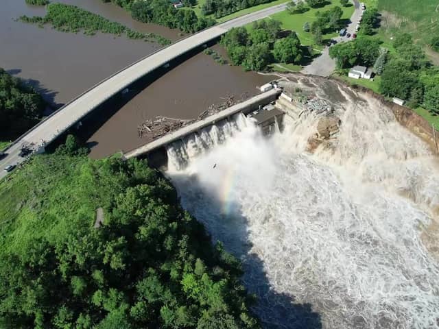 Building swept into Blue Earth River as Rapidan Dam suffers partial failure.