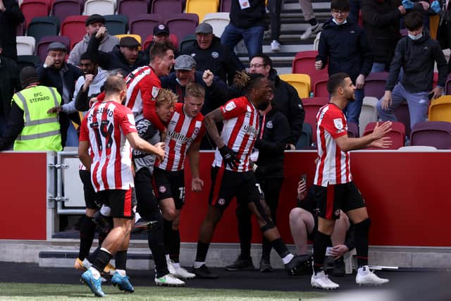 Players of Brentford celebrate during a game (Photo by Alex Pantling/Getty Images)
