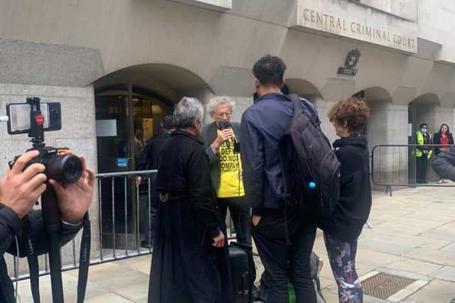 Piers Corbyn (in yellow t-shirt) protests against Covid-19 measures out the court in which former Met police officer Wayne Couzens was given a full life sentence for kidnap, rape and murder of 33 year-old Sarah Everard in March. (Photo courtesy of @Anja_Popp)