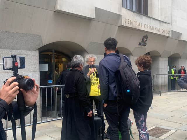 <p>Piers Corbyn (in yellow t-shirt) protests against Covid-19 measures out the court in which former Met police officer Wayne Couzens was given a full life sentence for kidnap, rape and murder of 33 year-old Sarah Everard in March. (Photo courtesy of @Anja_Popp)</p>