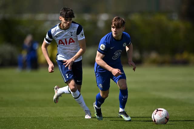  Lewis Bate of Chelsea and Elliot Thorpe of Tottenham Hotspur compete for the ball during the Premier League (Photo by Justin Setterfield/Getty Images) (Photo by Justin Setterfield/Getty Images)