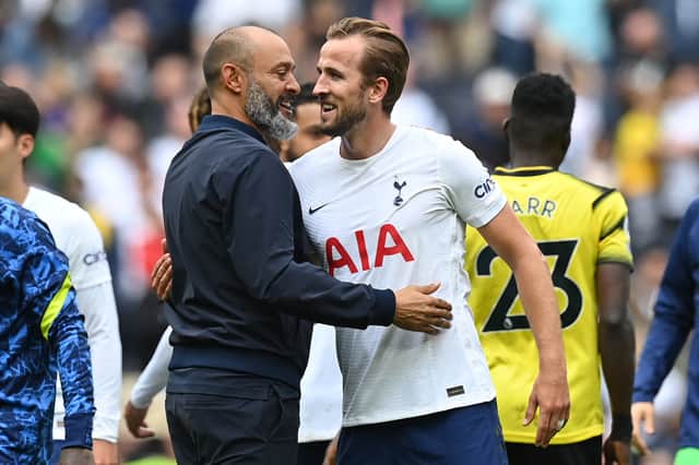 Tottenham Hotspur's English striker Harry Kane and Tottenham Hotspur's Portuguese head coach Nuno Espirito Santo (Photo by GLYN KIRK/AFP via Getty Images)