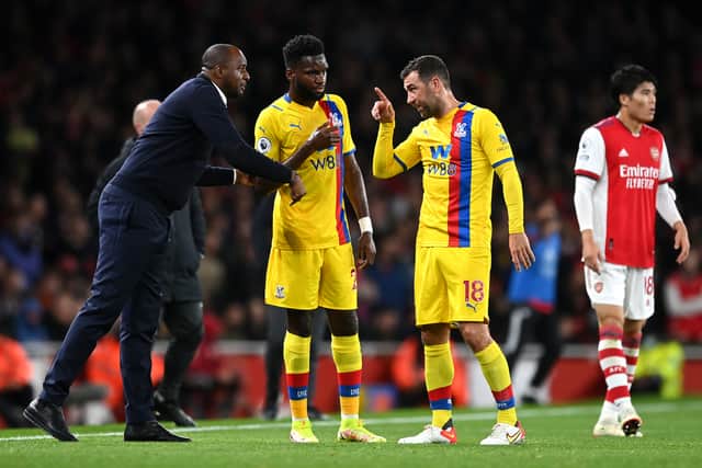 Patrick Vieira, Manager of Crystal Palace speaks to Odsonne Edouard and James McArthur (Photo by Shaun Botterill/Getty Images)