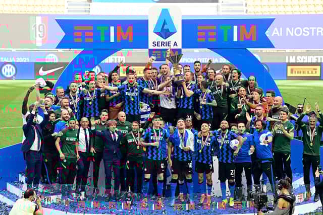 Conte lifting the league title with Inter, the fourth Scudetto of his career 