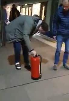 Passengers were seen with a fire extinguisher on the platform