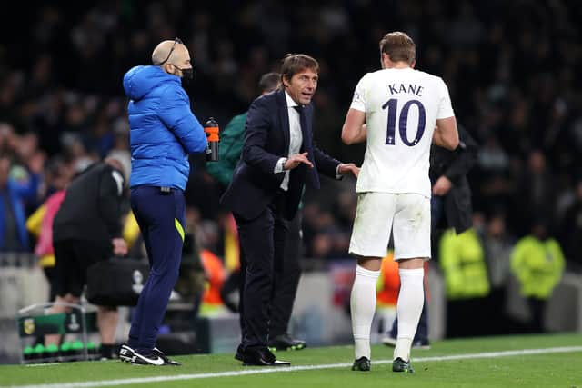 Antonio Conte, Manager of Tottenham Hotspur speaks with Harry Kane (Photo by Julian Finney/Getty Images)
