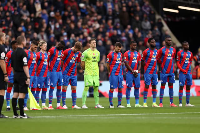 Crystal Palace players observe a minutes silence in respect of the Remembrance Day (Photo by Paul Harding/Getty Images)
