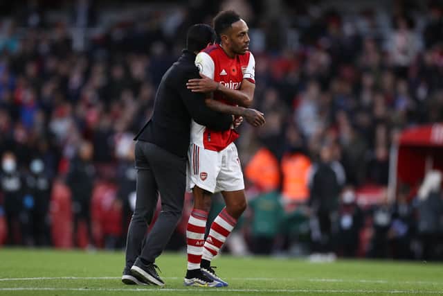 Mikel Arteta, Manager of Arsenal embraces Pierre-Emerick Aubameyang of Arsenal (Photo by Ryan Pierse/Getty Images)