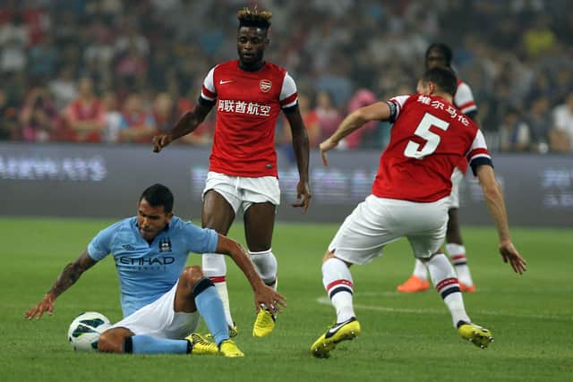  Tevez (L) of Manchester City in action with Alexandre Song (C) and Vermaelen (R) of Arsenal FC (Photo by Gu Zhichao/Sports Illustrated China/Getty Images)