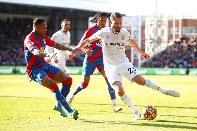  Erik Pieters of Burnley is challenged by Nathaniel Clyne of Crystal Palace(Photo by Christopher Lee/Getty Images)