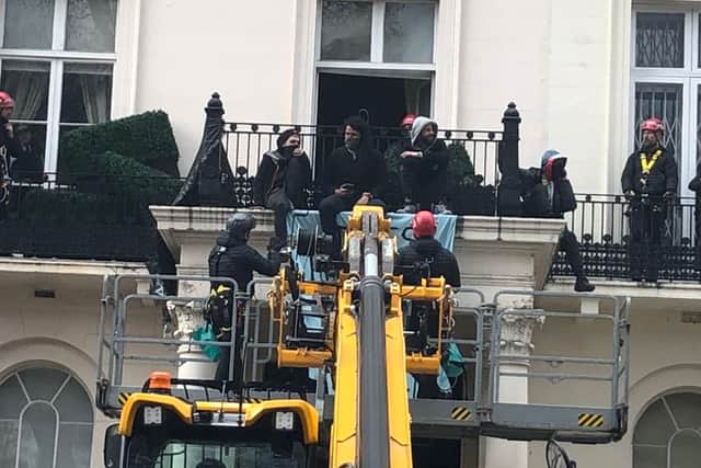 Police in a JCB negotiating with the protesters.