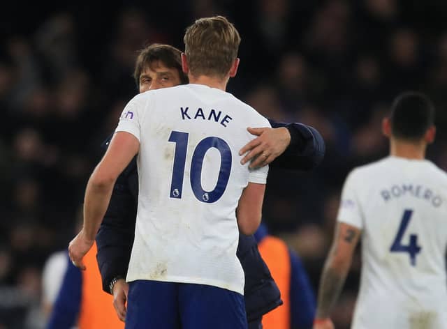 Tottenham Hotspur’s Italian head coach Antonio Conte (L) congratulates Tottenham Hotspur’s English striker Harry Kane  (Photo by LINDSEY PARNABY/AFP via Getty Images)