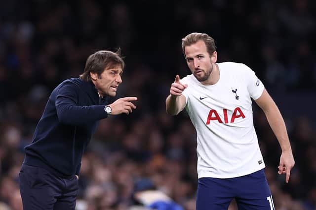 Conte and Kane discuss tactics during match in 2021
