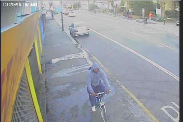 Police are looking for two cyclists. Photo: Met Police