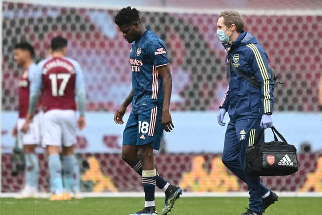 Thomas Partey leaves the pitch with an injury during the English Premier League football match (Photo by SHAUN BOTTERILL/POOL/AFP via Getty Images)