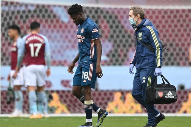  Thomas Partey leaves the pitch with an injury during the English Premier League football match  (Photo by SHAUN BOTTERILL/POOL/AFP via Getty Images)