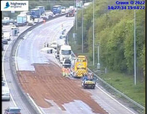 A cooking oil spillage on the northern part of the M25 motorway has caused huge queues for nearly 24 hours.