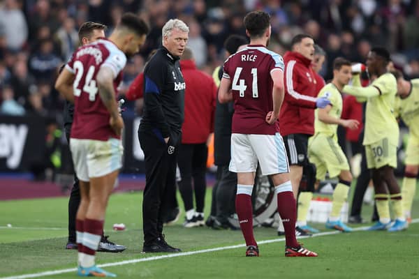  David Moyes manager of West Ham talks with Declan Rice during the Premier League match (Photo by Julian Finney/Getty Images)