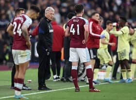  David Moyes manager of West Ham talks with Declan Rice during the Premier League match (Photo by Julian Finney/Getty Images)