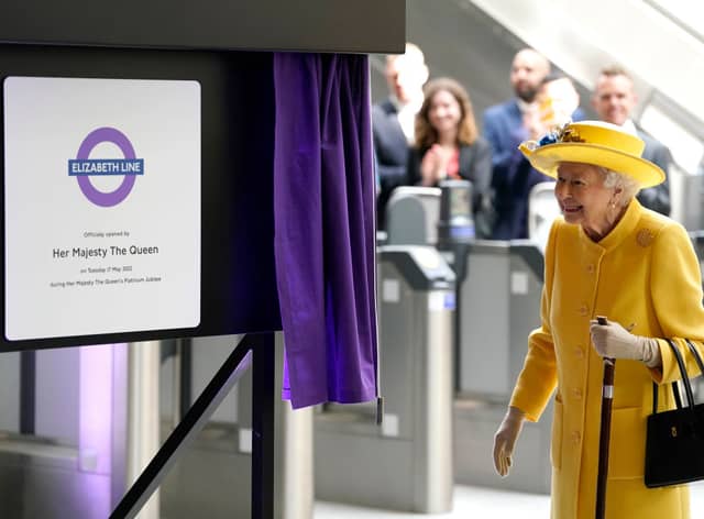 Queen Elizabeth II unveils a plaque to mark the Elizabeth line's official opening at Paddington Station on May 17, 2022 in London, England. (Photo by Andrew Matthews - WPA Pool/Getty Images)
