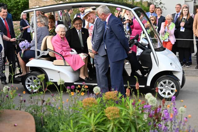Queen Elizabeth II is given a tour by Keith Weed, President of the Royal Horticultural Society during a visit to The Chelsea Flower Show 2022 at the Royal Hospital Chelsea on May 23, 2022 in London, England. (Photo: Getty)