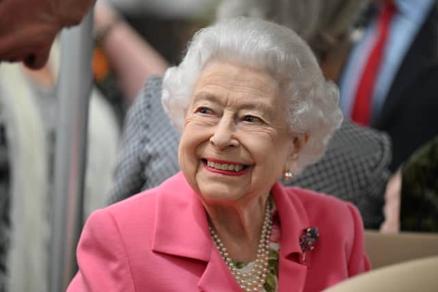 Queen Elizabeth II is given a tour by Keith Weed, President of the Royal Horticultural Society. (Photo: Getty)