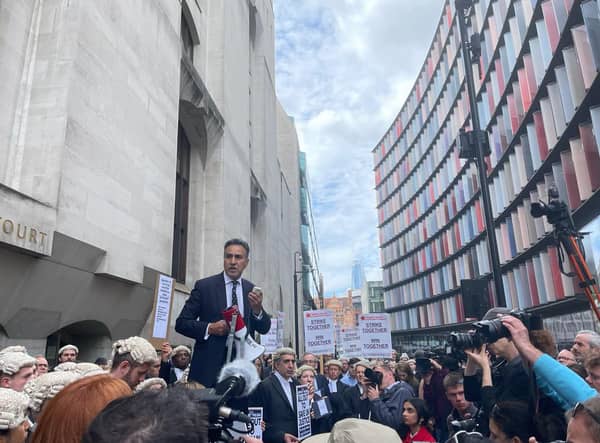 Criminal barrister protest outside Old Bailey. Credit: Socialist Lawyer