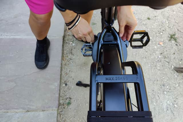 There’s an in-built nurse lock to secure the back wheel