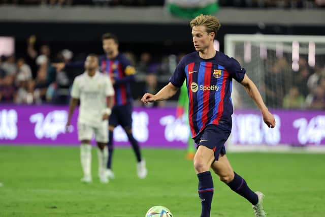 Frenkie de Jong #21 of Barcelona dribbles the ball up the pitch against Real Madrid during their preseason (Photo by Ethan Miller/Getty Images)