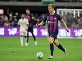 Frenkie de Jong #21 of Barcelona dribbles the ball up the pitch against Real Madrid during their preseason (Photo by Ethan Miller/Getty Images)