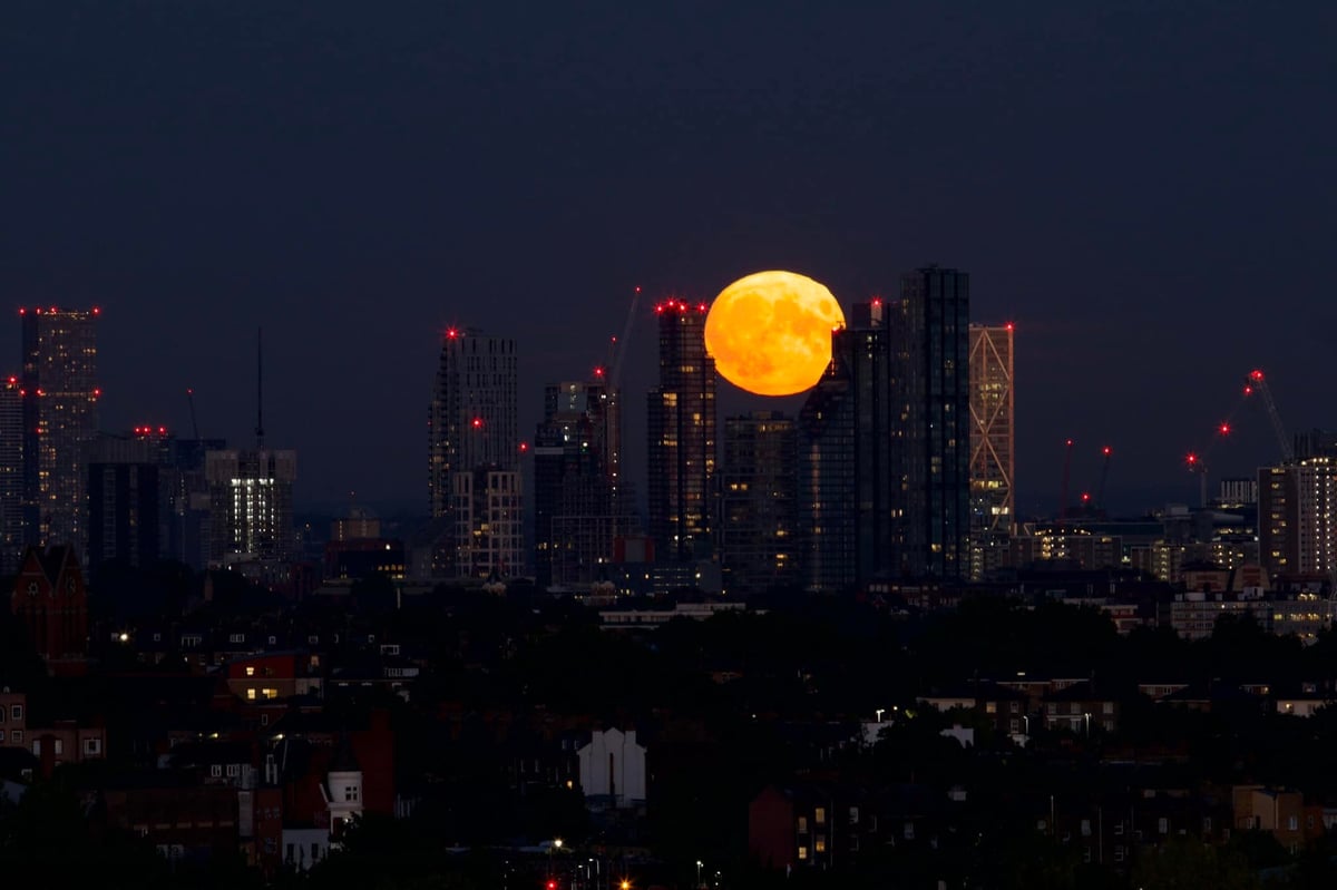 Supermoon August 2022: Stunning images of glowing moon over London