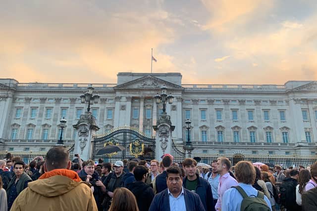 Mourners flock to Buckingham Palace. Photo: LW