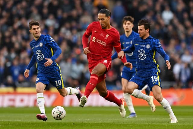 Virgil van Dijk of Liverpool is challenged by Christian Pulisic and Mason Mount of Chelsea (Photo by Shaun Botterill/Getty Images)