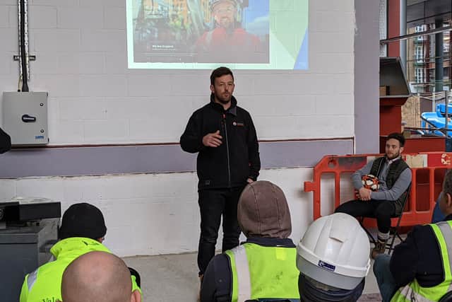 Steve Kerslake delivers a talk to construction workers at Spital Square