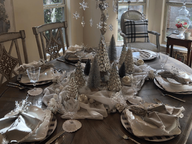 An example of a ‘modern’ Christmas dinner tablescape in silver and white. Pic: @elleandmavenue on Instagram.