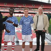Ex Arsenal players (L) Thierry Henry and (R) Dennis Bergkamp with current players (2ndL) Bukayo Saka and (2ndR) Emile Smith Rowe 