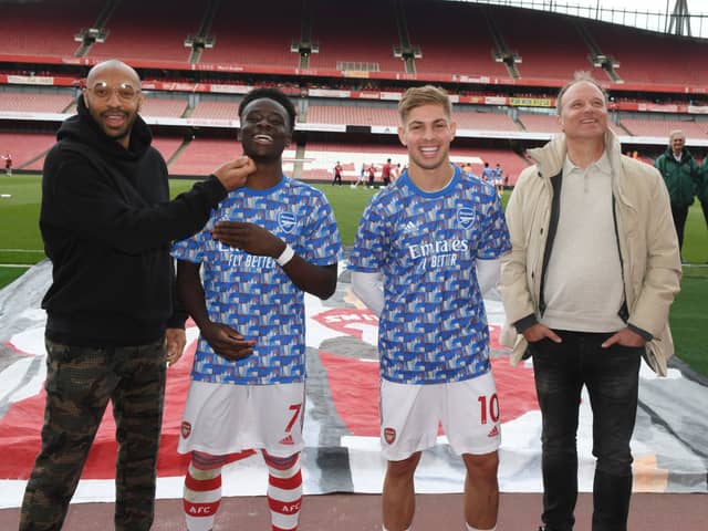 Ex Arsenal players (L) Thierry Henry and (R) Dennis Bergkamp with current players (2ndL) Bukayo Saka and (2ndR) Emile Smith Rowe 