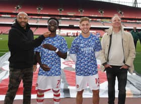 Ex Arsenal players (L) Thierry Henry and (R) Dennis Bergkamp with current players (2ndL) Bukayo Saka and (2ndR) Emile Smith Rowe 