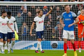  English striker Harry Kane (C) celebrates after scoring the opening goal of the English FA Cup