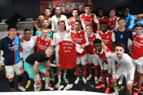 Arsenal’s tribute to Beth Mead following her mother’s death. (Picture:Instagram/@ rholding95)