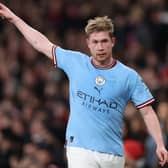  Kevin De Bruyne of Manchester City gives instructions during the Premier League match between Arsenal FC and Manchester City  (Photo by Julian Finney/Getty Images)