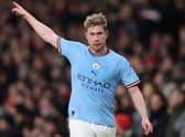  Kevin De Bruyne of Manchester City gives instructions during the Premier League match between Arsenal FC and Manchester City  (Photo by Julian Finney/Getty Images)