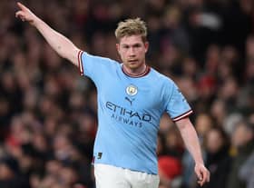  Kevin De Bruyne of Manchester City gives instructions during the Premier League match between Arsenal FC and Manchester City  (Photo by Julian Finney/Getty Images)