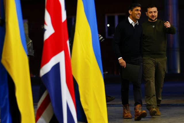 Ukraine's President Volodymyr Zelensky (R) and Britain's Prime Minister Rishi Sunak