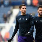  Jan Vertonghen (L) and Mousa Dembele (R) of Tottenham Hotspur warm up prior to the Barclays Premier League match (Photo by Michael Regan/Getty Images)