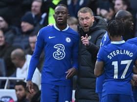 Chelsea’s English head coach Graham Potter (C) speaks with Chelsea’s Swiss midfielder Denis Zakaria (L) and Chelsea’s English (Photo by JUSTIN TALLIS/AFP via Getty Images)