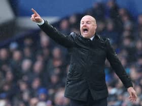 Sean Dyche, Manager of Everton, gives the team instructions during the Premier League match  (Photo by Alex Livesey/Getty Images)