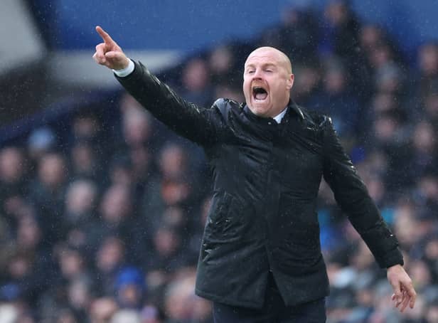 Sean Dyche, Manager of Everton, gives the team instructions during the Premier League match  (Photo by Alex Livesey/Getty Images)