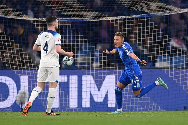 Mateo Retegui scores for Italy against England.