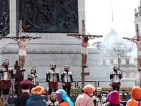 The performance tells the whole of the last day of Jesus, including his crucifixion. 